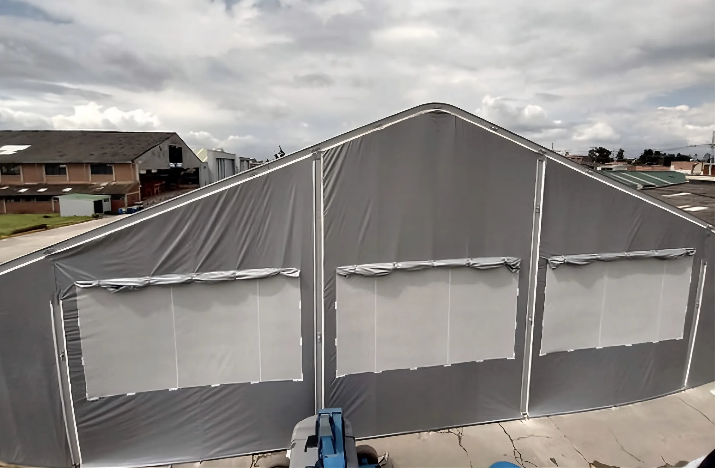 Obra de carpas de Carpas Cubricol en Bogotá