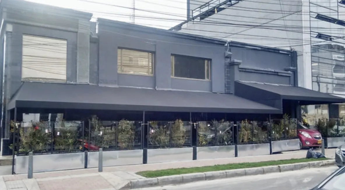 Obra de parasoles de Carpas Cubricol en Bogotá