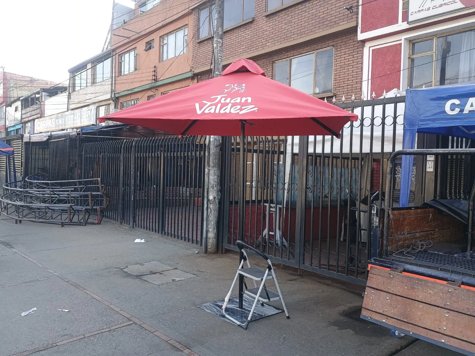 Obra de sombrillas de Carpas Cubricol en Bogotá